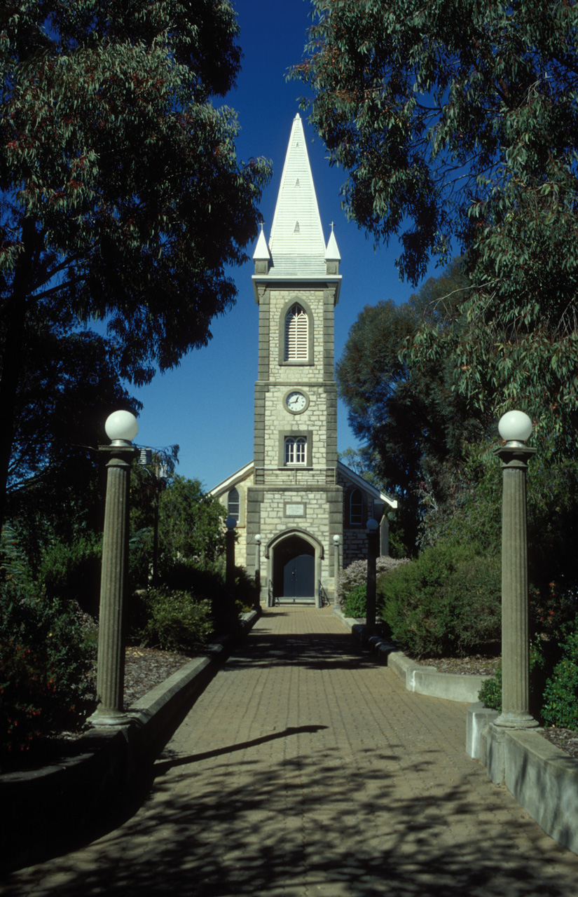 Chiesa-nelle-colline-01