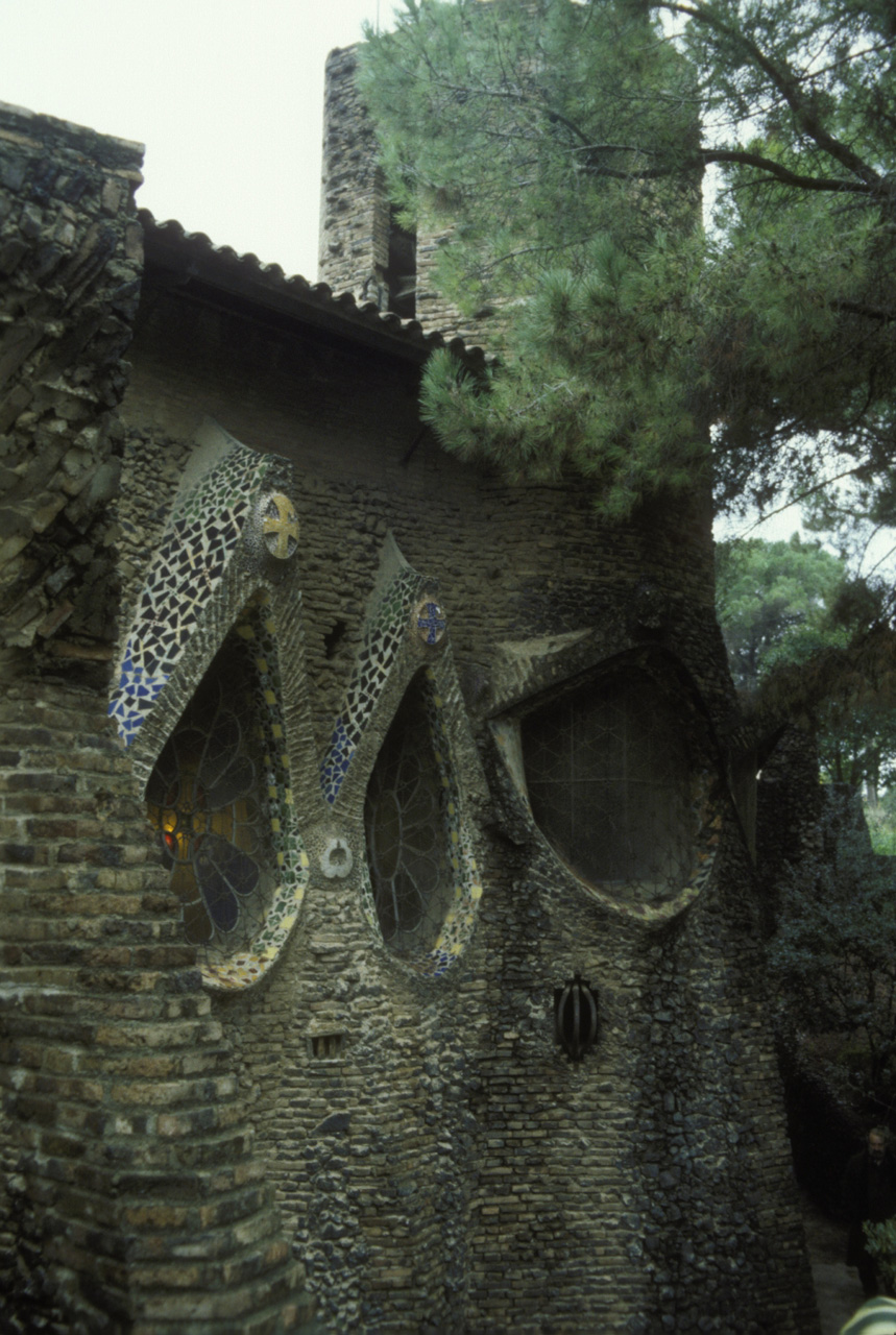 Cripta-della-Colonia-Guell-001